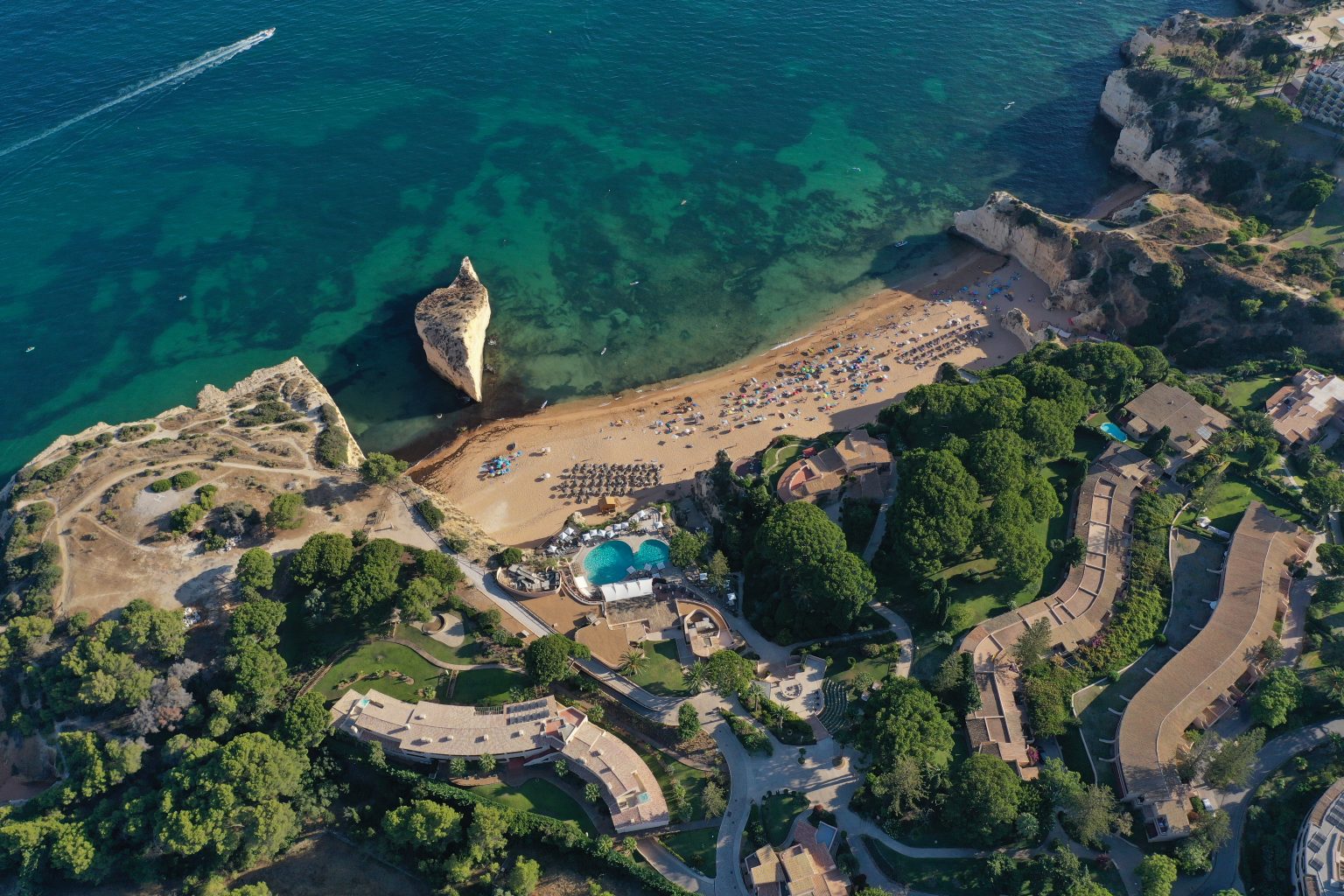 Vilalara aus der Luft, die Gärten zwischen Klippe und Meer