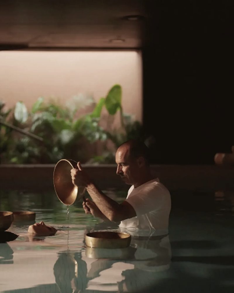 João Palma performing a water-based Tibetan singing bowl session in the Vilalara pool