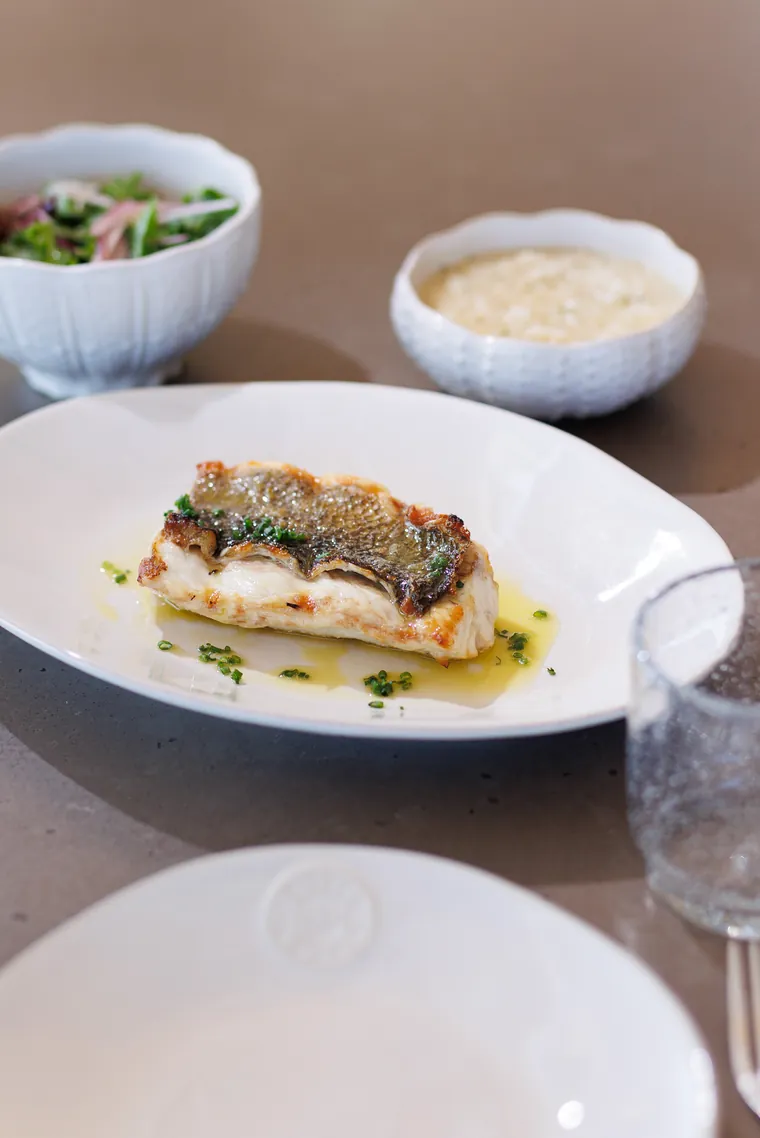 Grilled fish with salad and a bowl of rice