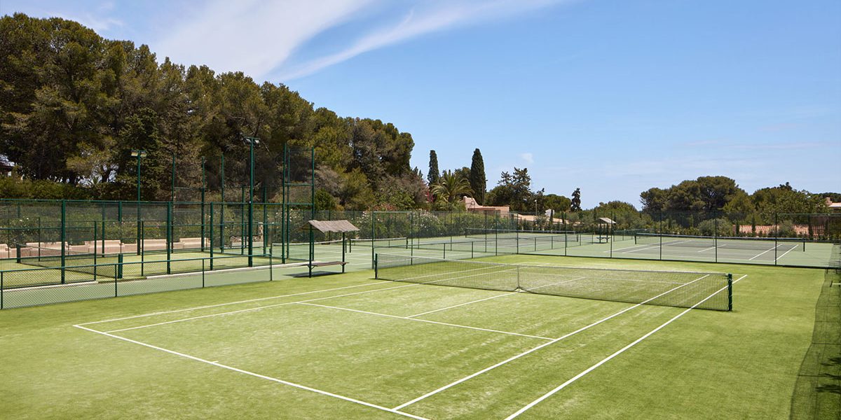 The tennis courts of Vilalara among the pines