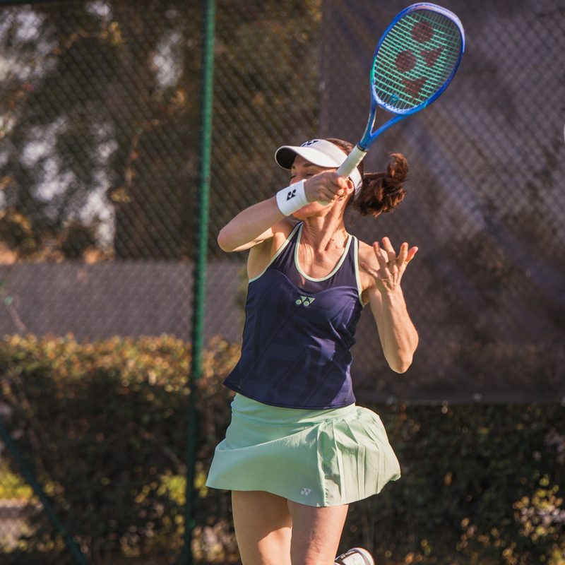 Martina Hingis tossing the ball to serve