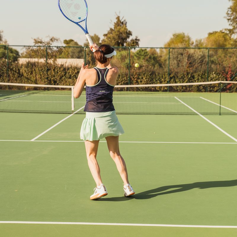 Martina Hingis serving, seen from behind